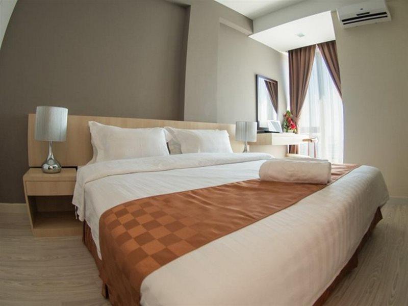 Sky Hotel Kota Kinabalu Kültér fotó